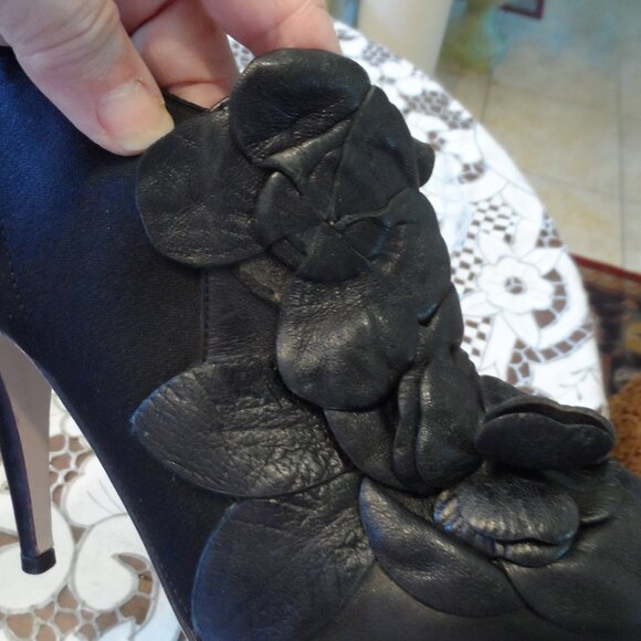 Valentino Garavani Black Calfskin Leather Rose Edition Ankle Boots Size 37B - Picture 4 of 16